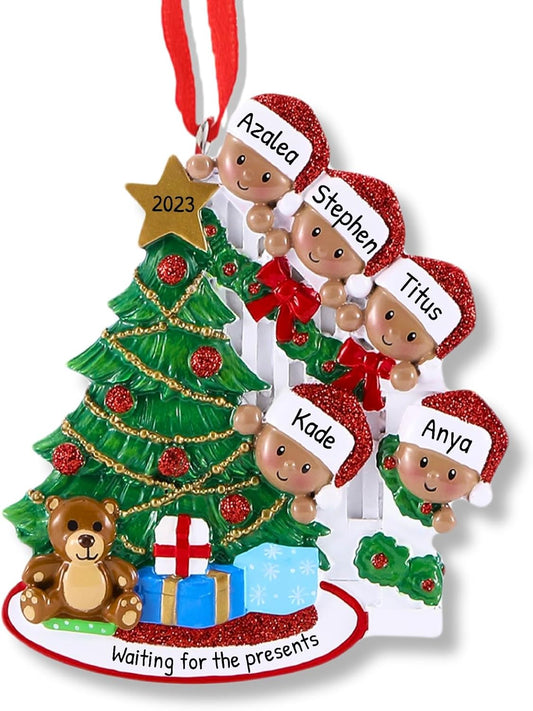 3D Peeking Family of 5 Ornament 2025 Personalized Family Christmas Ornaments 2025 | Xmas Gifts Personalized Tree Ornaments for Grandchildren, Siblings & Grandkids Colorful Presents of Five Ornament