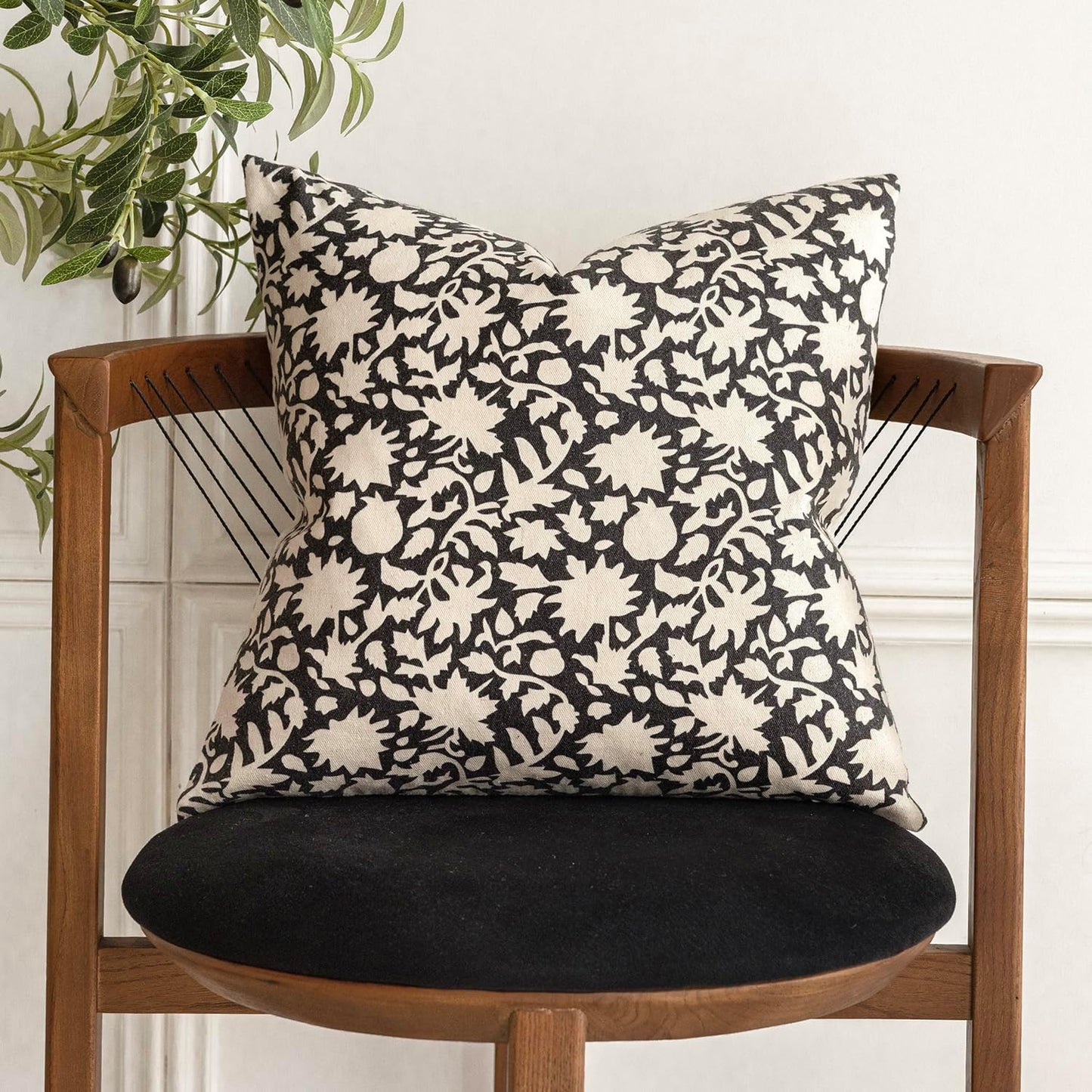 Foindtower Set of 2 Decorative Neutral Floral Throw Pillow Covers Accent Farmhouse Cushion Covers Boho Vintage Pillowcase for Couch Sofa Bedroom Living Room Home Decor Outdoor18×18 Inch,Black